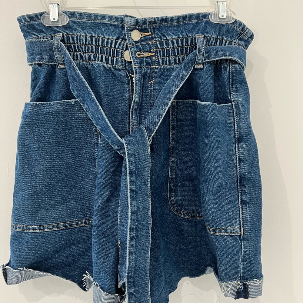 Zara denim dark blue shorts size 6 NWT tags
Paper bag waist with Tie and buttons